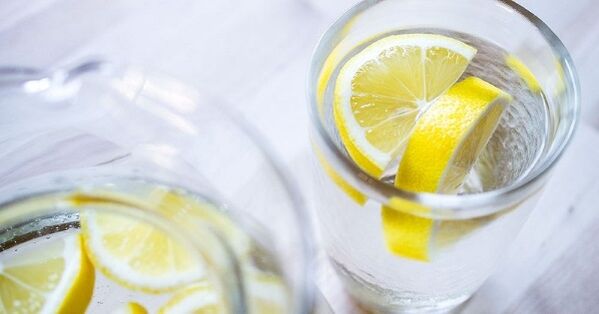 Če vodi dodate limonin sok, se boste lažje držali vodne diete. 