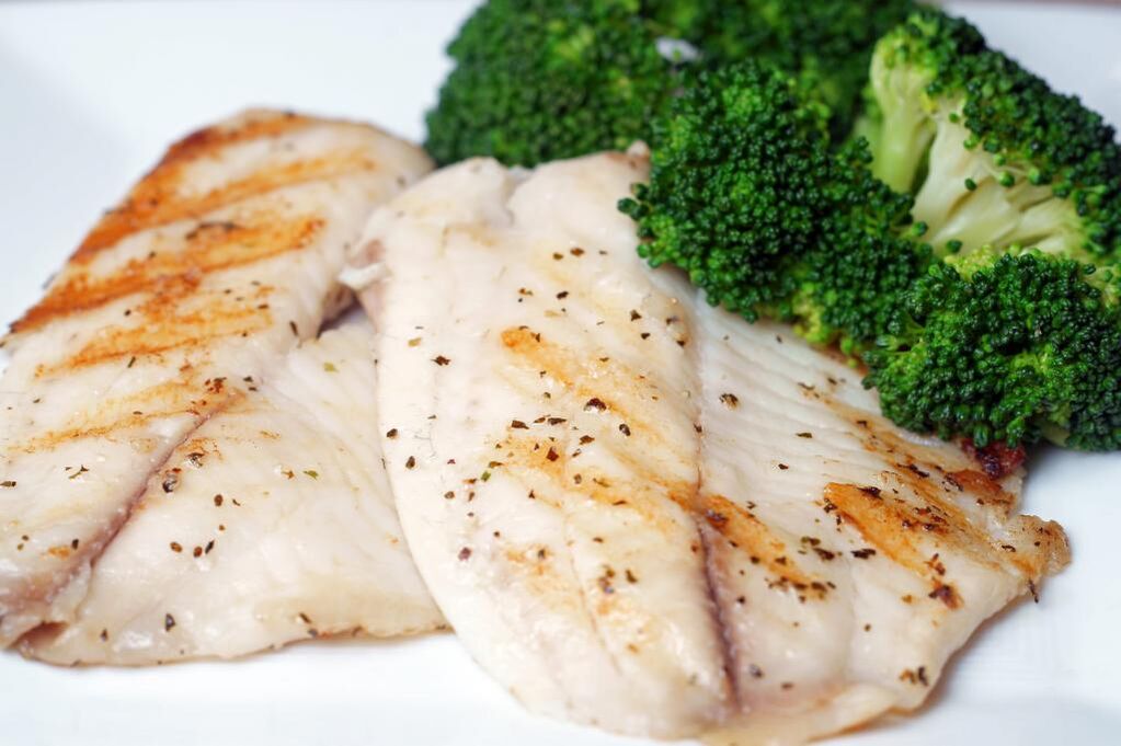Pečena ali kuhana riba je krepka jed na dietnem meniju Osame Hamdija