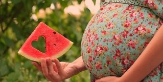 rezina lubenice v roki nosečnice