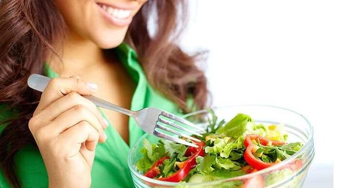 dekle jedo zelenjavno solato na beljakovinski dieti