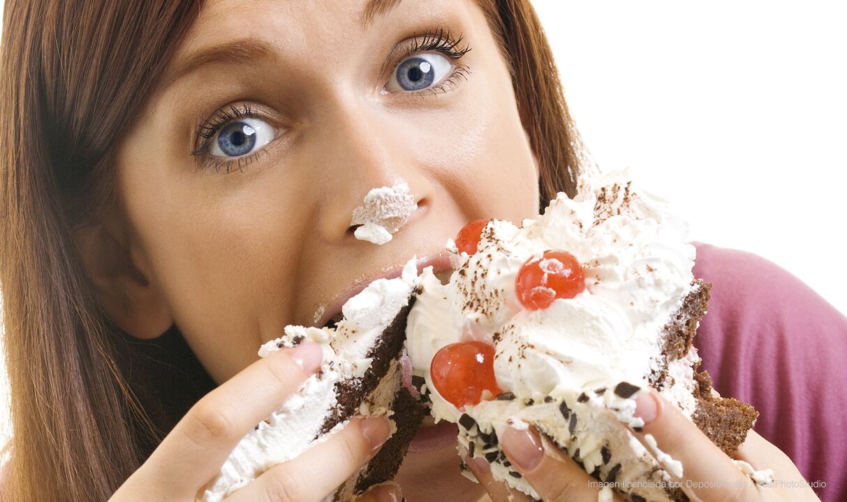 dekle, ki jedo torto in postaja bolje, kako shujšati