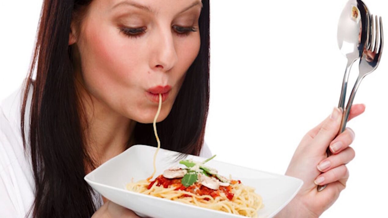 ženska, ki jedo špagete za hujšanje trebuha